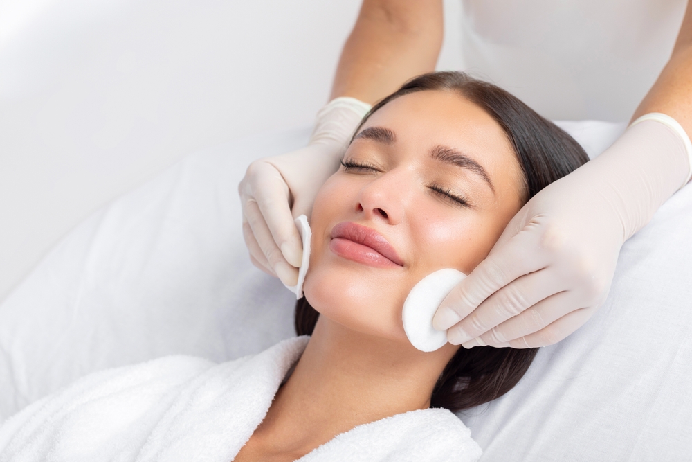 Female,Beautician,Cleansing,Skin,Of,Young,Woman,,Cosmetology,Procedure,In Alma Clearlift
